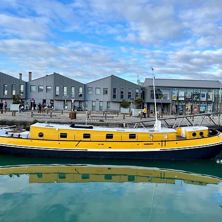 Une Peniche Dans Le Bassin A Flot Du Vieux Port La Rochelle  Exteriér fotografie