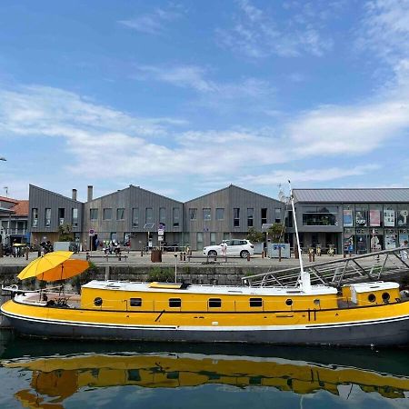 Une Peniche Dans Le Bassin A Flot Du Vieux Port La Rochelle  Exteriér fotografie