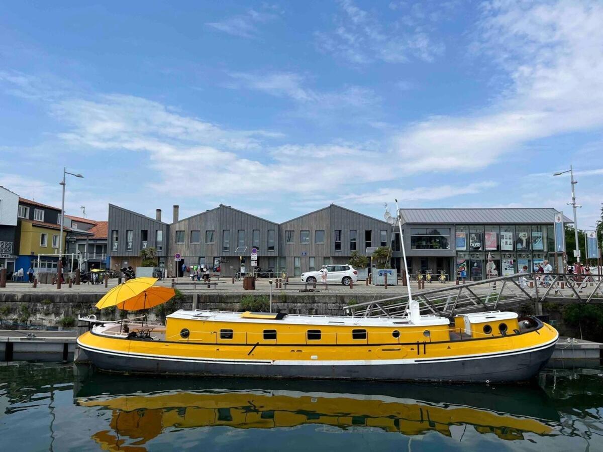 Une Peniche Dans Le Bassin A Flot Du Vieux Port La Rochelle  Exteriér fotografie
