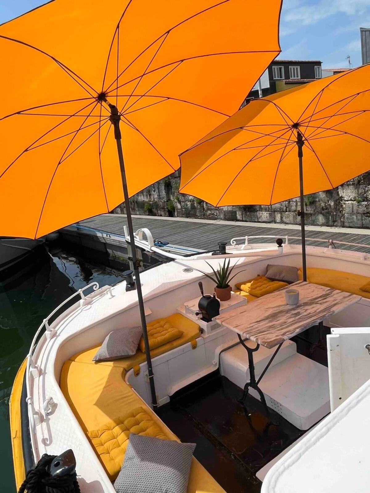 Une Peniche Dans Le Bassin A Flot Du Vieux Port La Rochelle  Exteriér fotografie